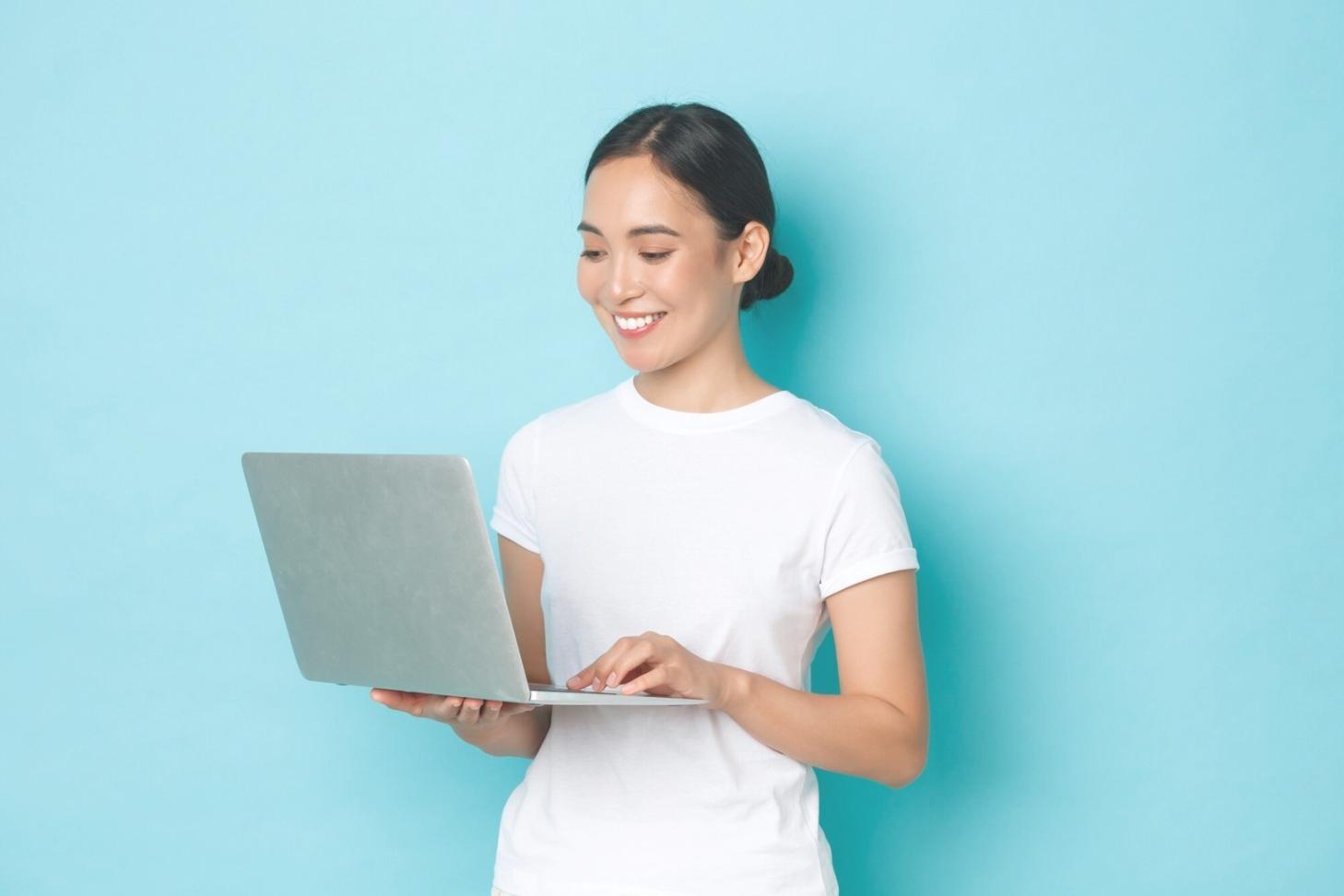 Arbeitsbereich mit professionellen 3D-Design-Setups und Studierenden